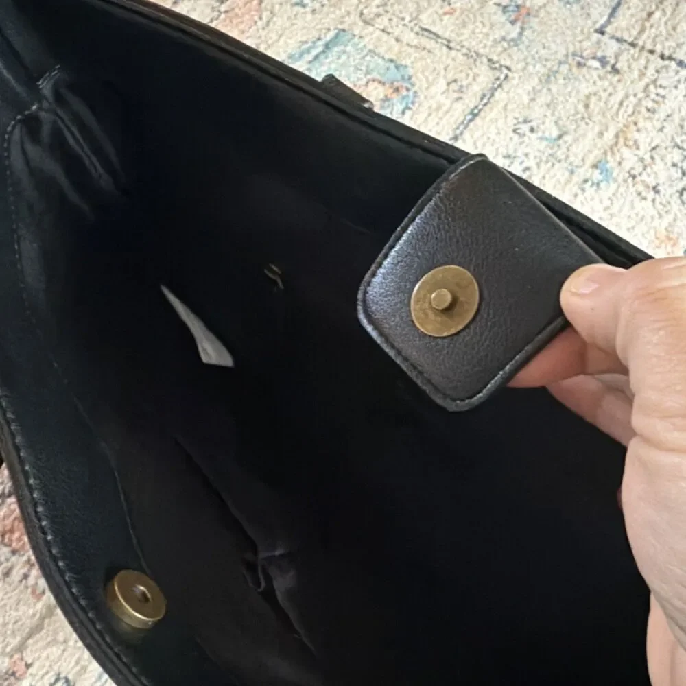 Frye and Co. Black Tote Shoulder Bag Magnetic Closure Gold Hardware Charm - Picture 5 of 7